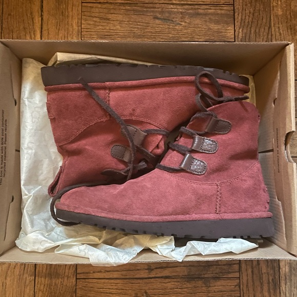 UGG AUSTRALIA ELVI RED BOOTS - Picture 4 of 5